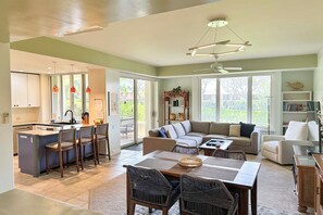 Smart TV - The Palms at Wailea 1805 - Luxury 2BR condo, large lanai, Full AC, Kitchen, WiFi (Kihei)