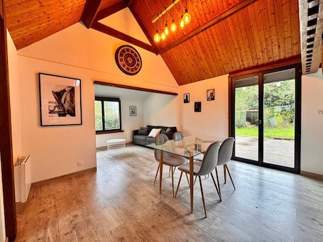 Interior. The Campagnarde