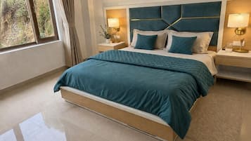 Un dormitorio moderno con una cama grande, dos mesitas de noche y una ventana con cortinas.
