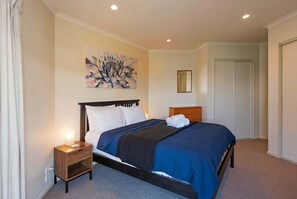 Room - On the Rocks - Nelson Waterfront Holiday Home (Nelson)