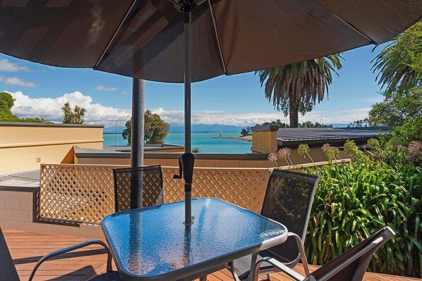 Outdoor dining - On the Rocks - Nelson Waterfront Holiday Home (Nelson)