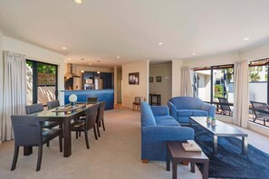 Dining - On the Rocks - Nelson Waterfront Holiday Home (Nelson)