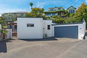 Exterior - On the Rocks - Nelson Waterfront Holiday Home (Nelson)