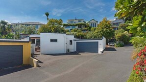 Un quartier résidentiel avec des maisons, une allée et un garage.
