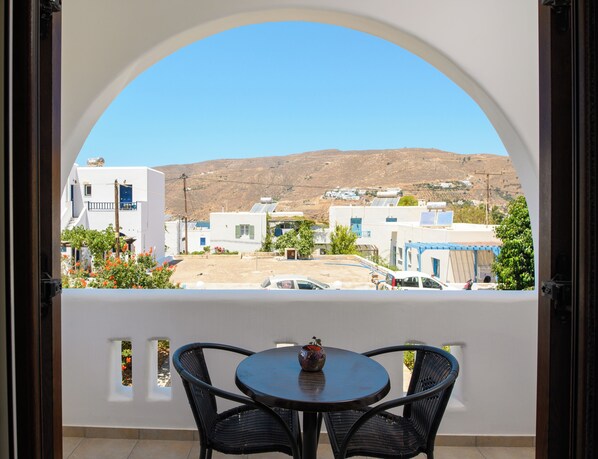 Comfort Tek Büyük Yataklı Oda, Balkon, Bahçe Manzaralı | Açık havada yemek servisi