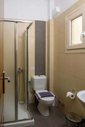Comfort Tek Büyük Yataklı Oda, Balkon, Bahçe Manzaralı | Banyo