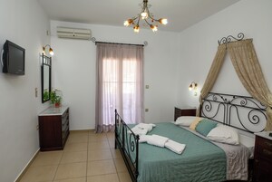 Comfort Double Room, Balcony, Garden View | Soundproofing, iron/ironing board, free WiFi