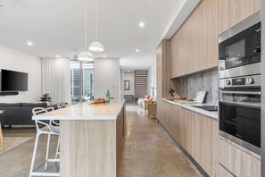 Fridge, microwave, oven, stovetop - Keppel - Pet Friendly - 4 Mins Walk To The Beach (Huskisson)
