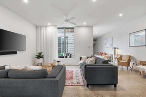 TV, offices - Keppel - Pet Friendly - 4 Mins Walk To The Beach (Huskisson)