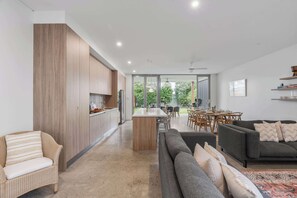TV, offices - Keppel - Pet Friendly - 4 Mins Walk To The Beach (Huskisson)