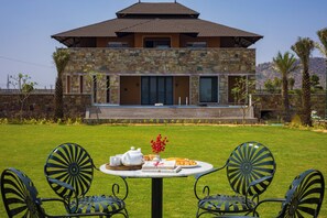 Outdoor dining - ELIVAAS The Kanota Retreat 4 BHK Villa (Jaipur)