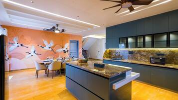 Deluxe Villa, Hill View | Dining