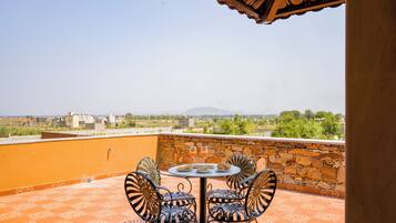 Deluxe Villa, Hill View | Outdoor dining