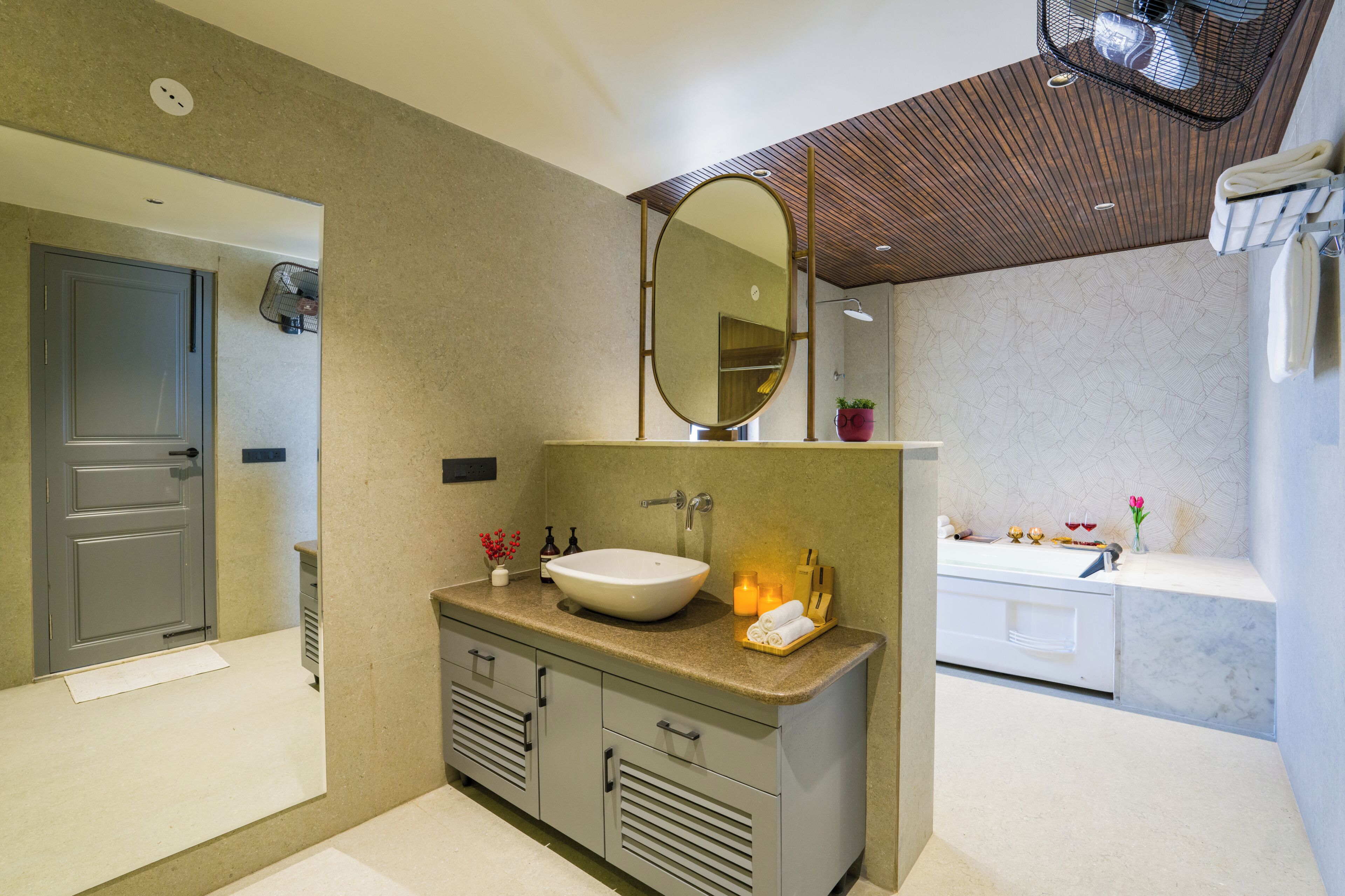 Ein modernes Badezimmer mit einem großen Waschbecken, einem Spiegel und einer Duschkabine.