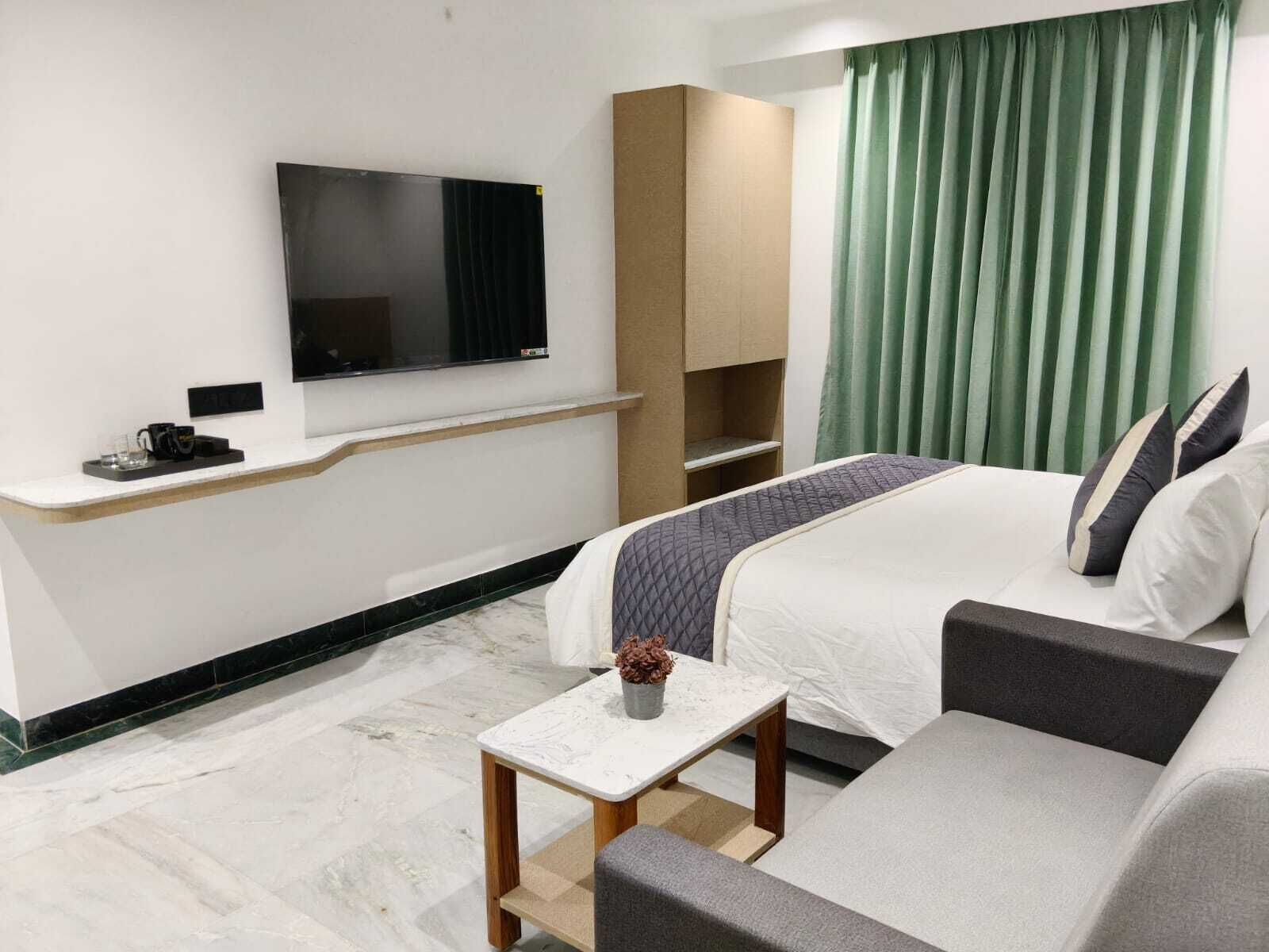 Standard Studio, City View | Desk, laptop workspace, WiFi (free)