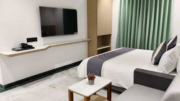 Standard Studio, City View | Desk, laptop workspace, WiFi (free)