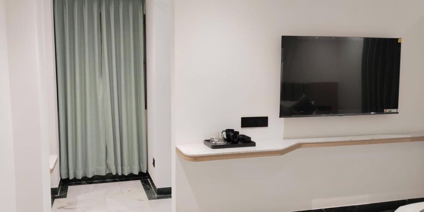 Deluxe Double Room, City View | Interior