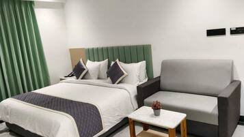 Standard Studio, City View | Desk, laptop workspace, WiFi (free)