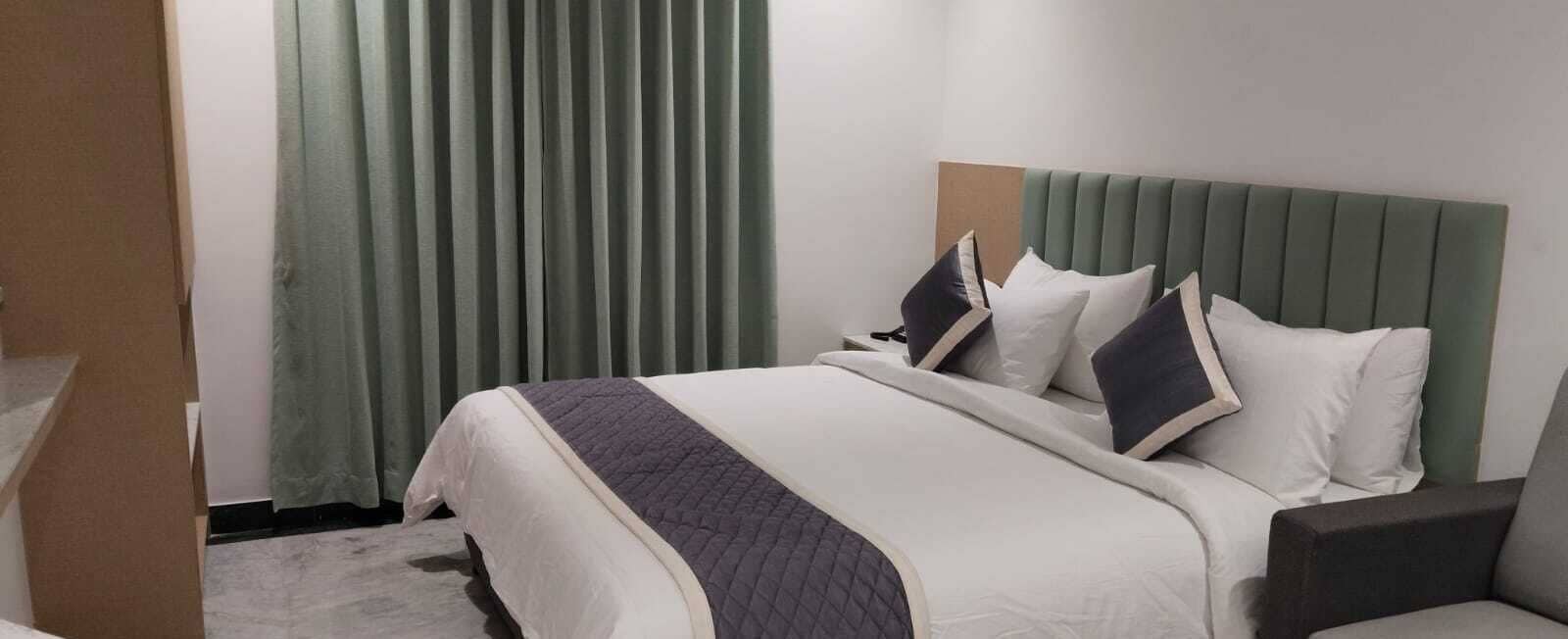 Escritorio, espacio para trabajar con laptop y wifi gratis 