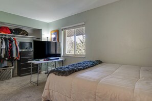 3 bedrooms, desk, iron/ironing board, Internet - Steps to Lake Dillon & Main St! All-Season Escape (Dillon)