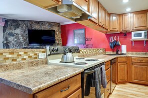 Fridge, stovetop, dishwasher, coffee/tea maker - Steps to Lake Dillon & Main St! All-Season Escape (Dillon)