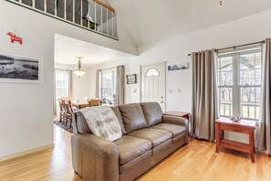 TV, fireplace - Unique Family Home on Working Ranch in Henderson! (Henderson)