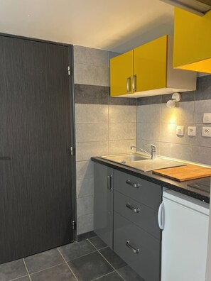 Fridge, microwave, stovetop, coffee/tea maker - Large 22 m2 ground-floor studio, 5-minute walk from IGR/Paul Brousse line 14 (Villejuif)