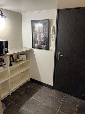Interior - Large 22 m2 ground-floor studio, 5-minute walk from IGR/Paul Brousse line 14 (Villejuif)