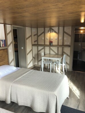 1 bedroom, iron/ironing board, WiFi, bed sheets - Large 22 m2 ground-floor studio, 5-minute walk from IGR/Paul Brousse line 14 (Villejuif)