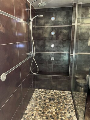 Dusche, Haartrockner, Handtücher, Seife