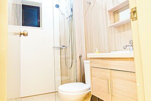 Loft Deluxe - balkong - utsikt mot bergen | Badrum