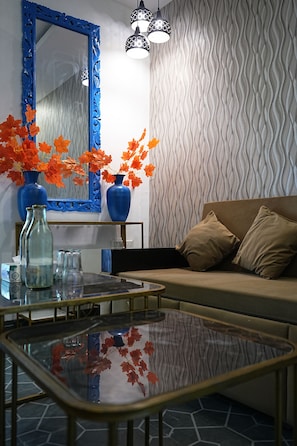 Saphira 2 BHK Family Suite Room | Oleskelualue | Taulutelevisio, Netflix, suoratoistopalvelut