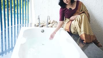 Vienna Jacuzzi Bath Room | Balcon