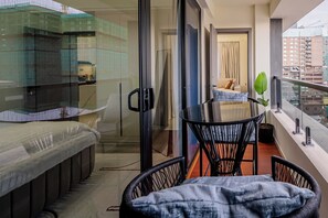 Outdoor dining - Skyline Views 2BR - 2 Mins to GTC Westlands (Nairobi)