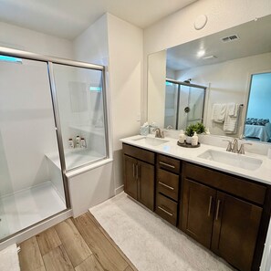 Douche, séchoir à cheveux, bidet, serviettes fournies