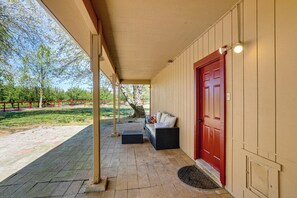 Terrace/patio - Wine Country Retreat in Galt w/ Vineyard Views (Galt)