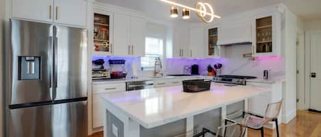 Fridge, microwave, stovetop, dishwasher