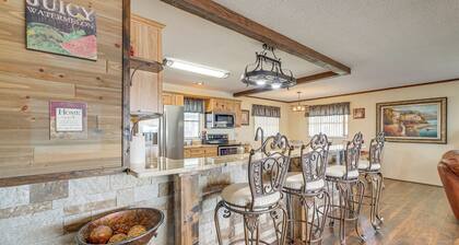 Lakefront & Poolside! Family Retreat in Hernando