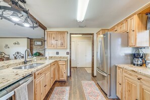 Private kitchen - Lakefront & Poolside! Family Retreat in Hernando (Hernando)