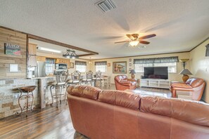 Living area - Lakefront & Poolside! Family Retreat in Hernando (Hernando)