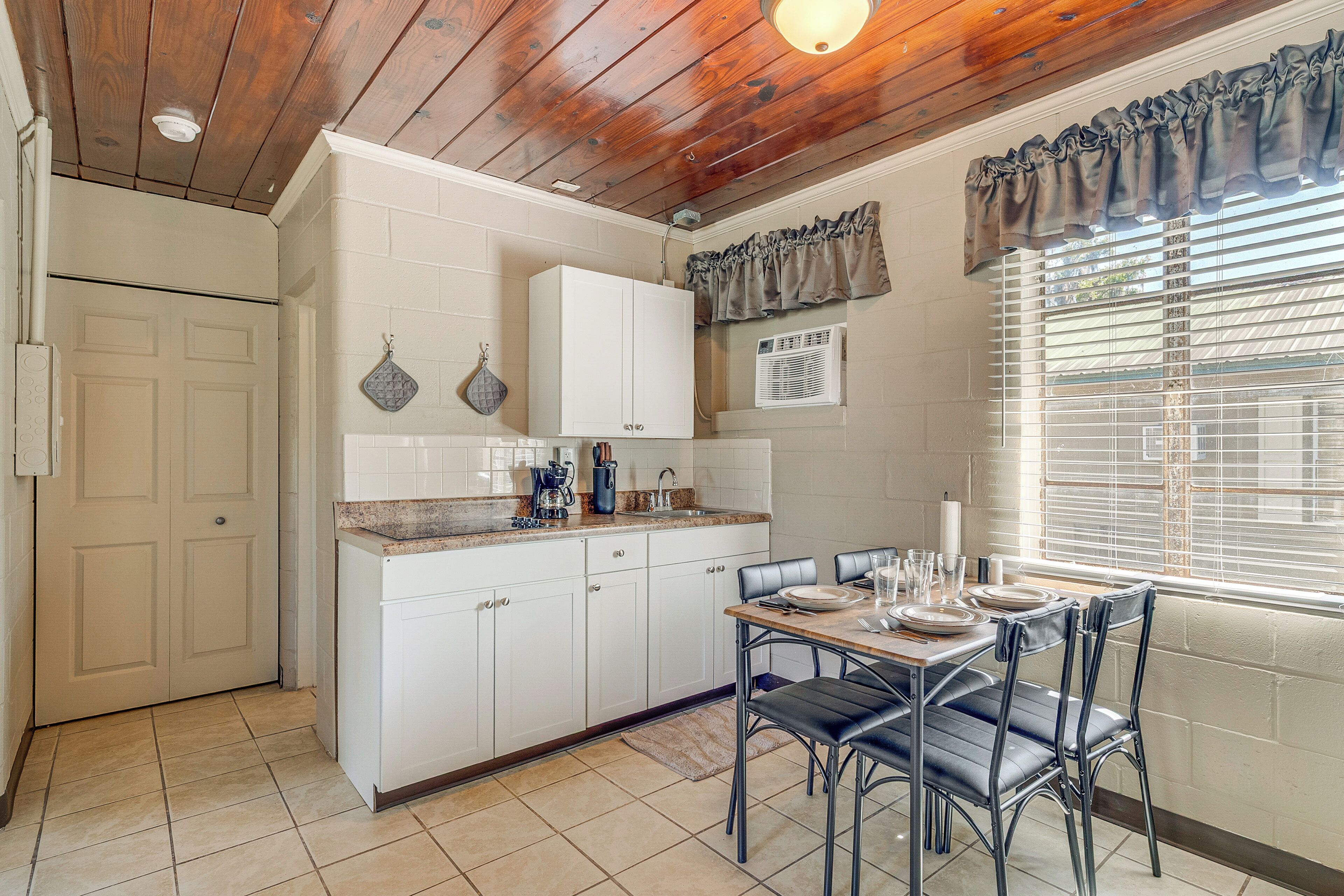 Fridge, microwave, stovetop, coffee/tea maker