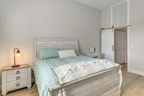 3 bedrooms, desk, internet, bed sheets