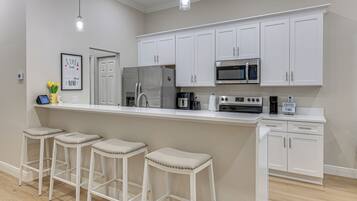 Fridge, microwave, stovetop, dishwasher