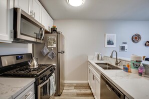 Fridge, microwave, stovetop, dishwasher - San Diego Studio w/ Pool Access, 5 Mi to Comic-Con (San Diego)