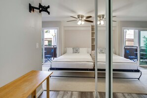 Tabla de planchar con plancha, internet y ropa de cama 