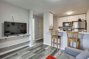 TV - San Diego Studio w/ Pool Access, 5 Mi to Comic-Con (San Diego)