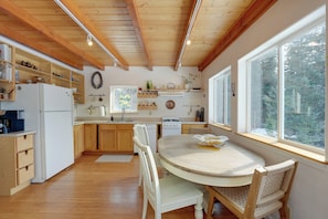 Fridge, microwave, stovetop, dishwasher - Bring Your Pets! Secluded Homer Escape w/ Deck (Homer)