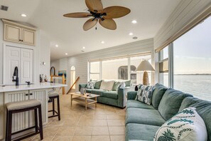 TV, books - Waterfront Resort Home! Extended Jensen Beach Stay (Jensen Beach)