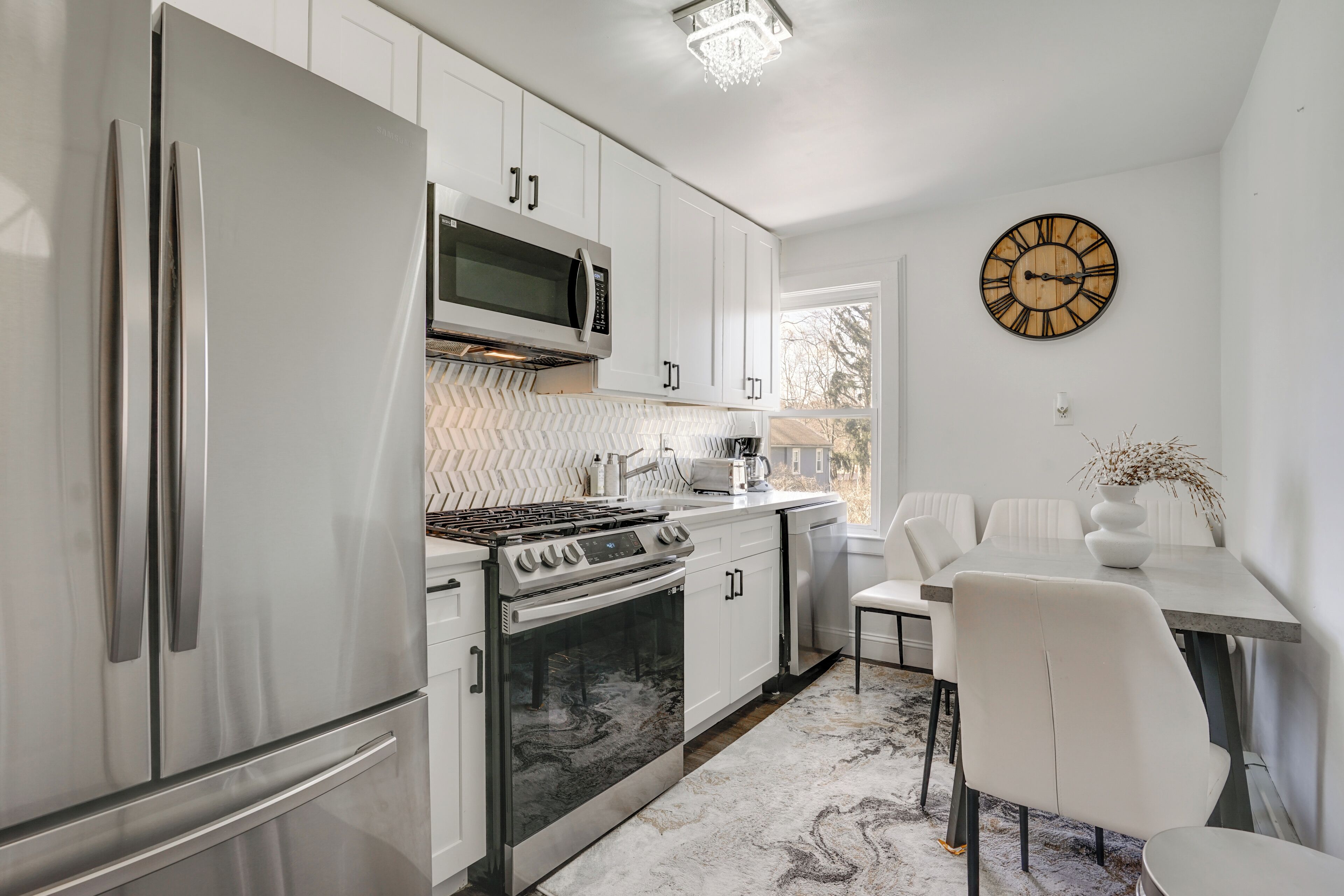 Coffee/tea maker, fridge, microwave, stovetop