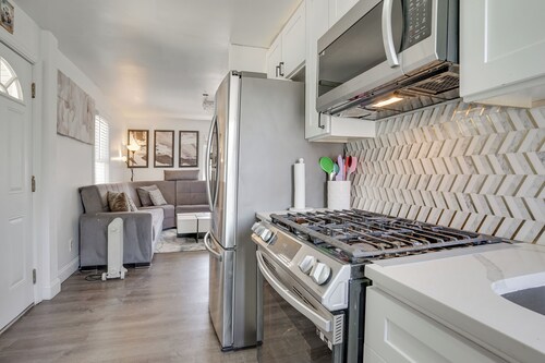 Easy Access to NYC! Sleek Suburban Apartment